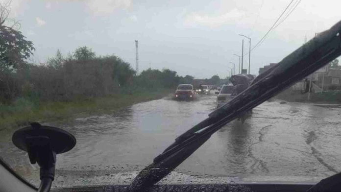 Fuerte lluvia con ráfagas de viento sorprende a morelianos