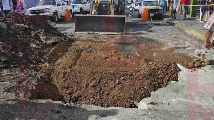 OOAPAS repara socavón sobre calle Vicente Santa María