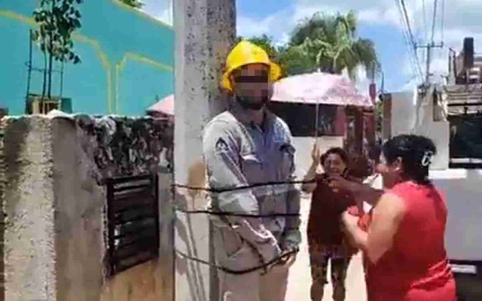 Amarran a un poste a trabajador de la CFE por apagones en Yucatán