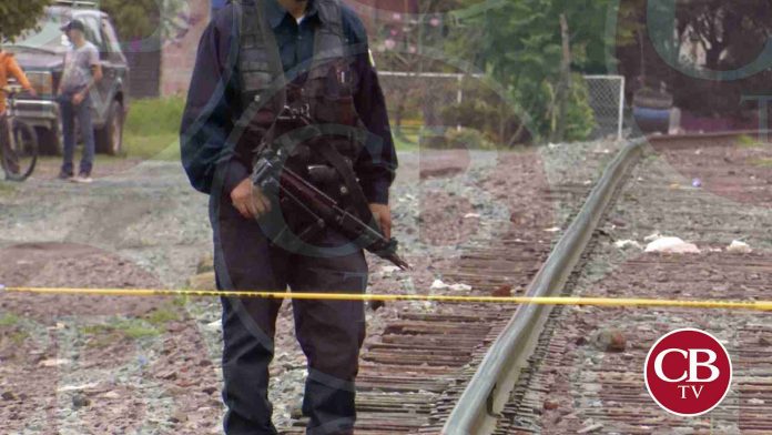 Se duerme en las vías férreas y el tren lo mata