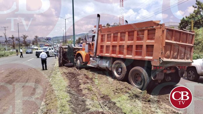 Camión arrastra y vuelca camioneta al poniente de Morelia