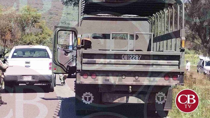 Escapaba de los militares y termina muerto al volcar su auto