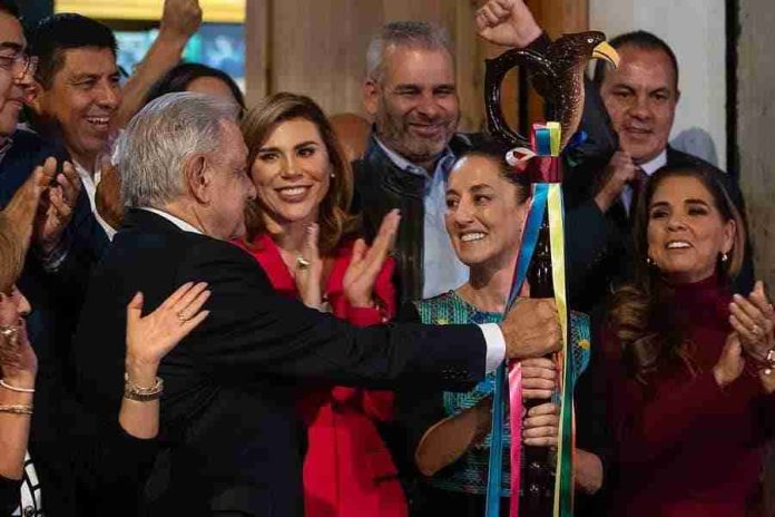 INE ordena retirar publicaciones sobre entrega del bastón de la 4T