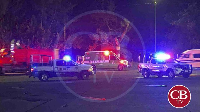 Balean vehículo en Pátzcuaro y dos personas mueren