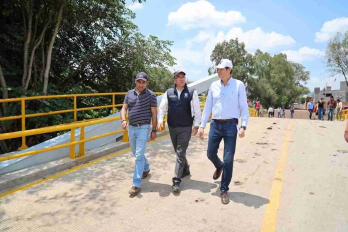 Gobierno Muncipal construye puente vehicular que conecta San Juanito Itzícuaro con Libramiento