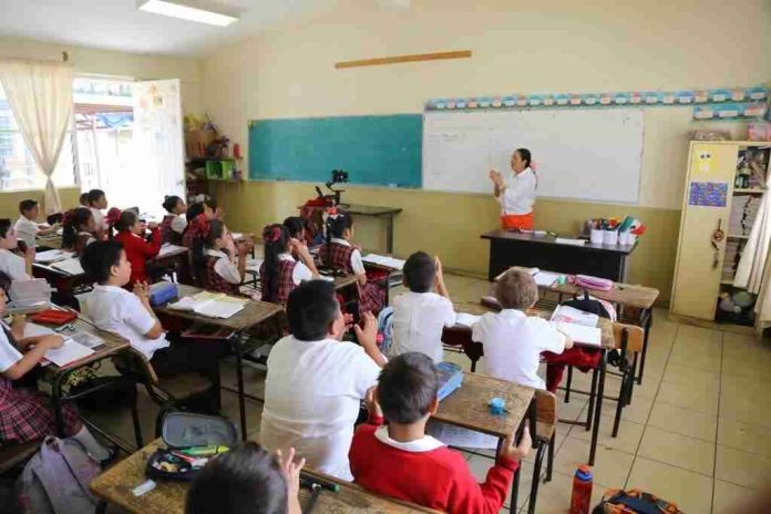 Ante carencia, gobierno envía maestros a 250 primarias