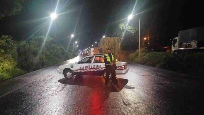 Bloquean carretera Zitácuaro-Tuxpan; comuneros exigen maestros