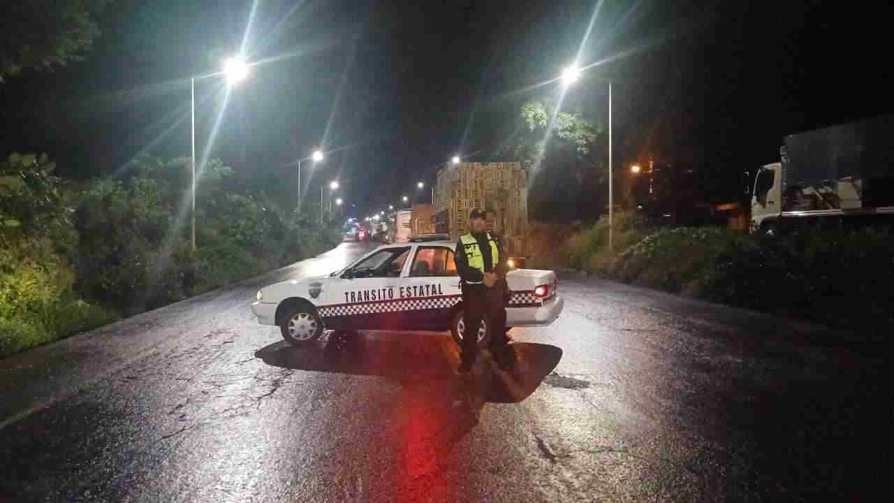 Bloquean carretera Zitácuaro-Tuxpan; comuneros exigen maestros Bloquean carretera Zitácuaro-Tuxpan; comuneros exigen maestros