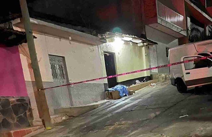 Joven pierde control de auto y arrolla a una familia; 1 muerto y dos heridos