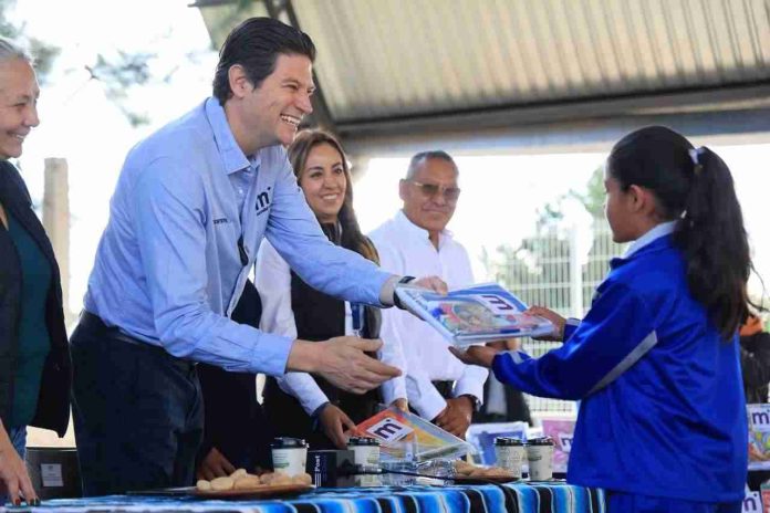 Entrega Alfonso Martínez útiles escolares a niñas y niños de la comunidad de Chihuerio