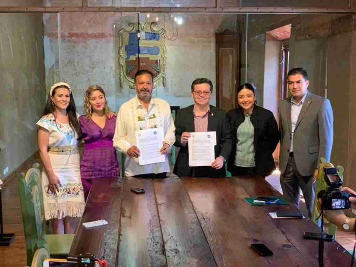 Firma Julio Alberto Arreola Vázquez convenio con la Universidad Latina de América