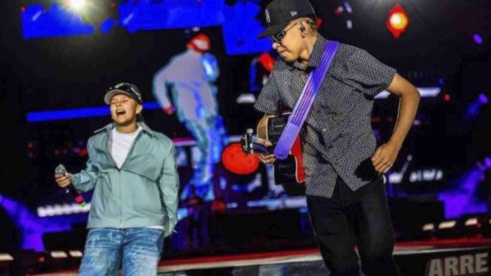 Abuchean a Yahritza y su esencia durante concierto de Banda MS