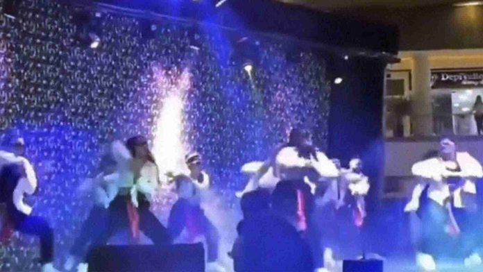 Cae escenario y aplasta a bailarines