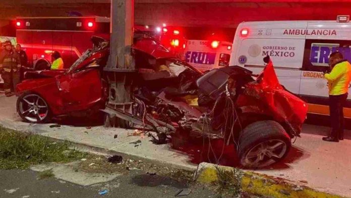 Camaro se impacta contra un poste y lo parte en dos