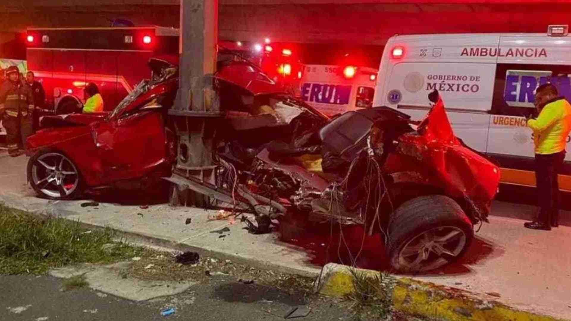 Camaro se impacta contra un poste y lo parte en dos Camaro se impacta contra un poste y lo parte en dos