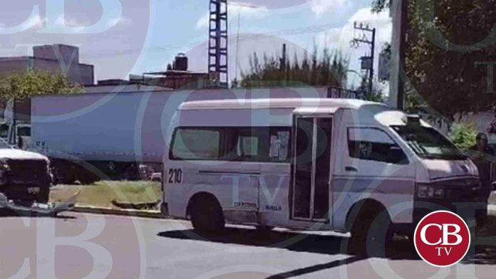 Camioneta y combi chocan en el libramiento sur de Morelia