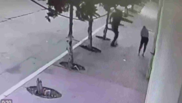 Captan feminicidio de una mujer en plena calle de Tijuana