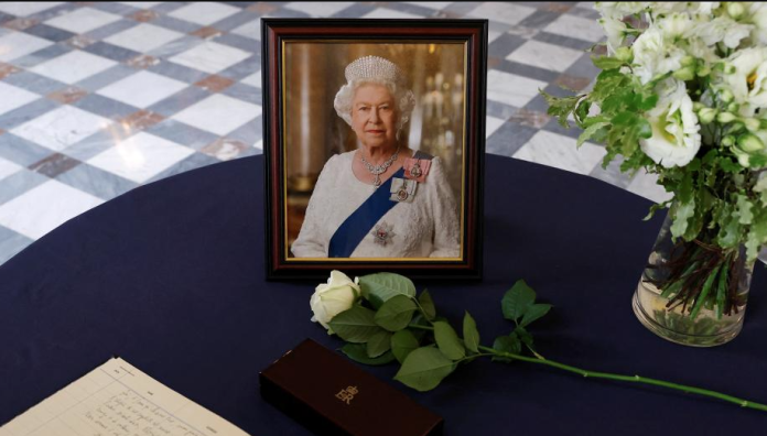 Rinde homenaje a la Reina Isabel II a un año de su muerte