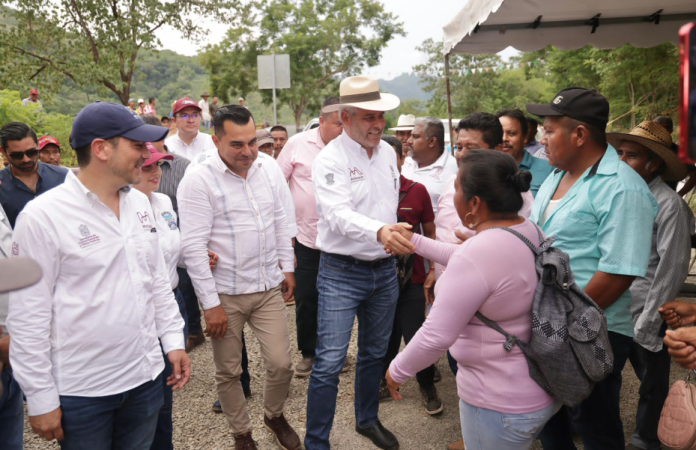 Inaugura Bedolla puente La Cuirla; obra que conecta a 8 comunidades de Aquila