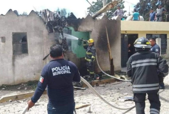 Desplome de avioneta deja tres muertos en Puebla