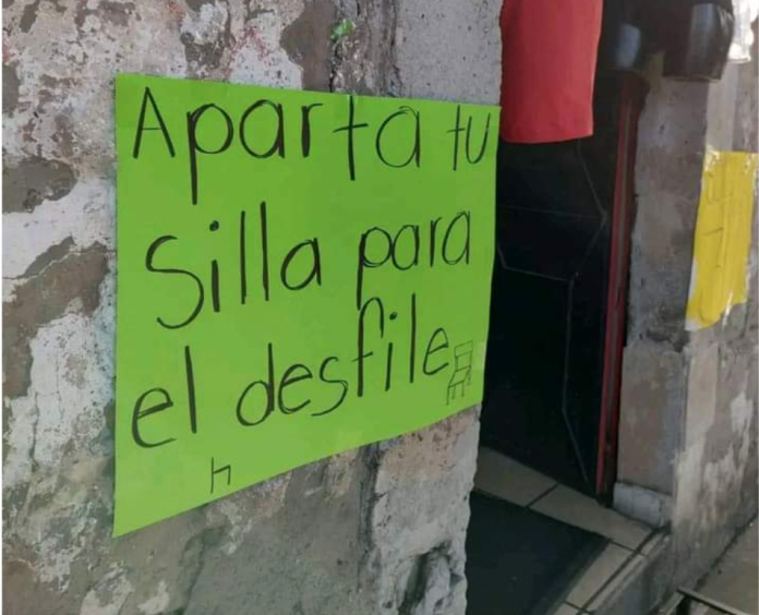Hasta en 100 pesos se rentan sillas para disfrutar del desfile en Morelia