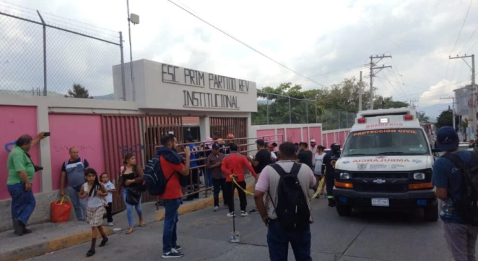 Niños son alcanzados por gas lacrimógeno utilizado para dispersar a normalistas