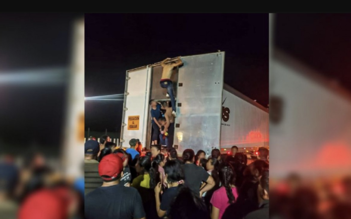 Aseguran a 350 Migrantes hacinados en un Tráiler en Veracruz