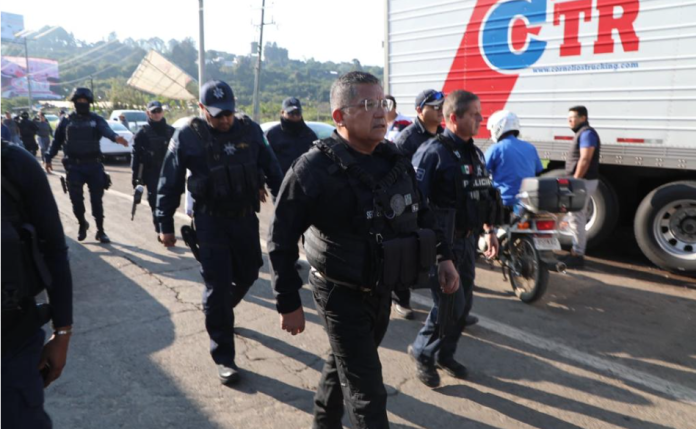 Guardia Civil libera vialidades bloqueadas, en Uruapan 