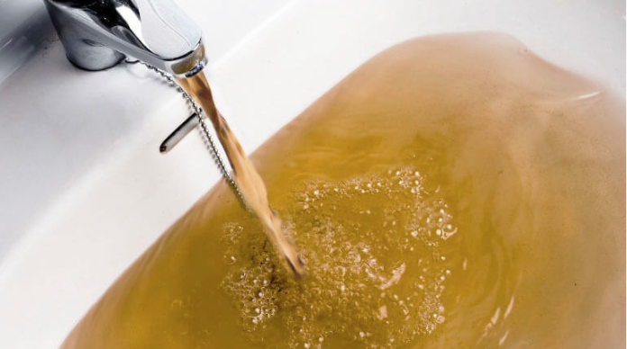 Sin agua potable, y con escoriaciones en la piel, así vive en Prados Verde