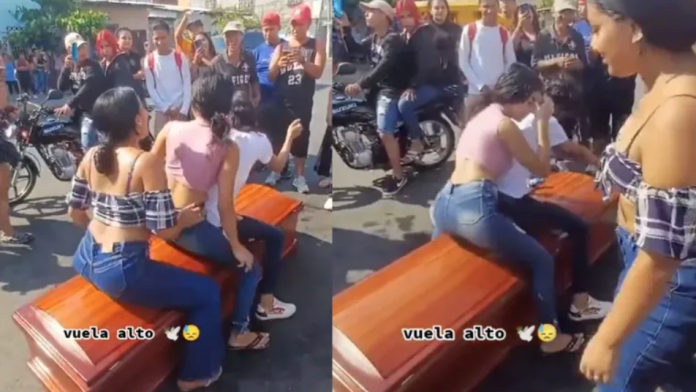 Jóvenes despiden a su amiga fallecida 