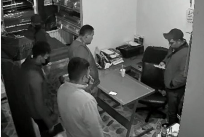 Hombres fingen muerte de familiar para asaltar funeraria en Pachuca