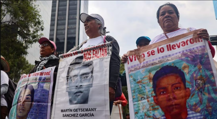 Padres de los 43 normalistas de Ayotzinapa instalan plantón tras 9 años de su desaparición