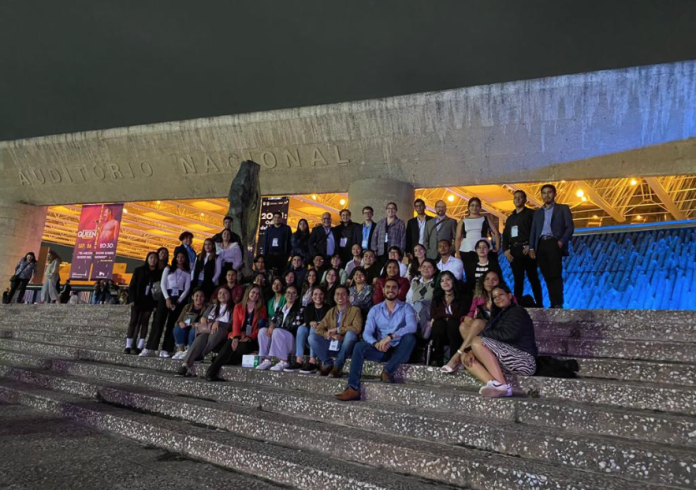 Jóvenes con el premio “Padre de la Patria”, carta de presentación de la Universidad Michoacana