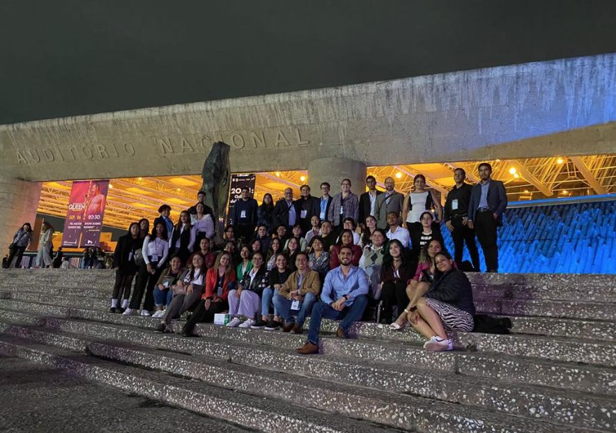 Jóvenes con el premio “Padre de la Patria”, carta de presentación de la Universidad Michoacana Jóvenes con el premio “Padre de la Patria”, carta de presentación de la Universidad Michoacana