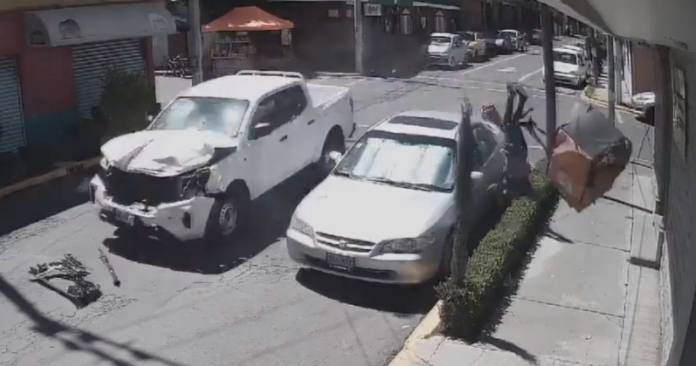 Camioneta atropella a repartidores en a bordo de moto y salen volando