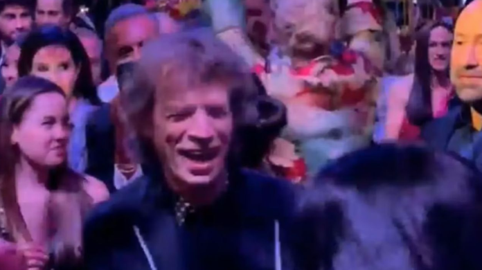 Mick Jagger sorprende al bailar reggaetón en una disco