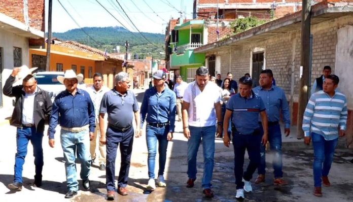 Inaugura Arturo Estrada Barriga rehabilitación de calle en San Andrés