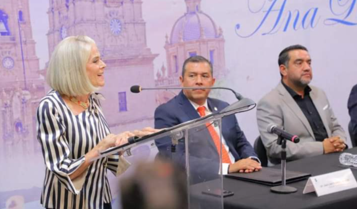 Entrega Congreso Condecoración Mérito al Turismo Michoacano a Ana Compeán