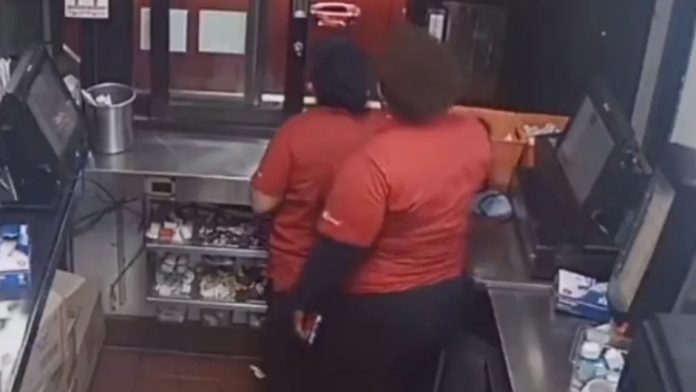 VIDEO: Empleada de restaurante dispara a cliente por falta papas fritas en Estados Unidos