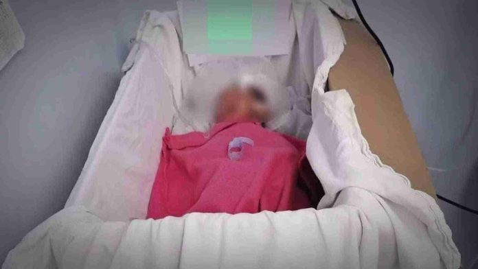 Colocan a bebé dentro de caja de cartón en hospital de Oaxaca por falta de cuneros