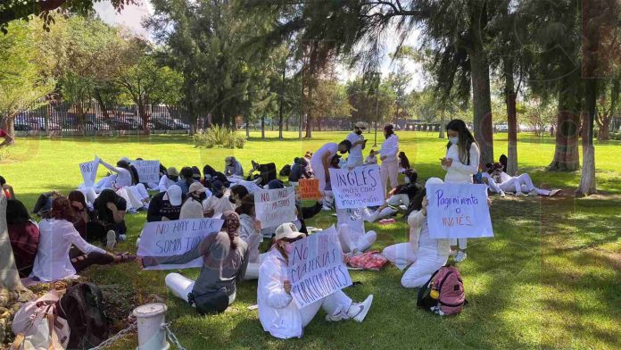 Por manifestarse contra UMSNH, en riesgo de expulsión 10 estudiantes de medicina