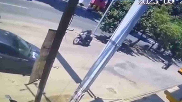 Escolta de diputada de Oaxaca atropella a mujer y huye