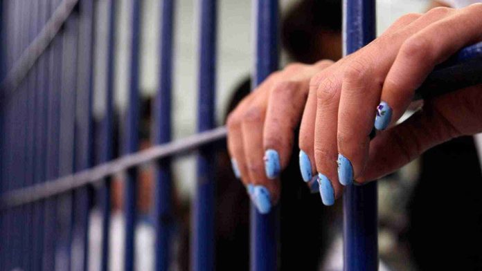 Mujer irá a prisión por tocar a un hombre sin su consentimiento en un bar