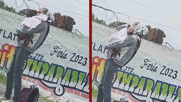 Mujer pide limosna con un perro fingiendo que es un bebé