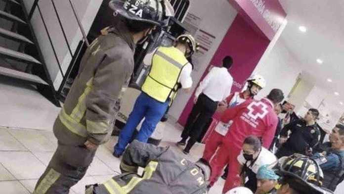 Mujer pierde la vida tras desplomarse elevador en centro comercial
