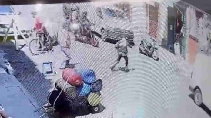 Mujer policía taclea a asaltantes en moto que intentaban huir