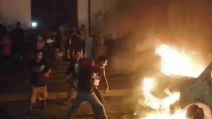 Queman vivos a dos hombres por asesinar a una mujer