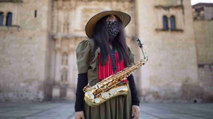 Reportan atentado contra la saxofonista María Elena Ríos durante su traslado a Oaxaca