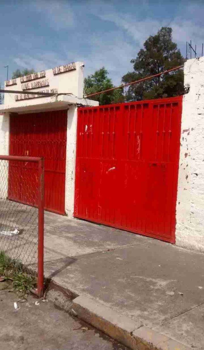 Condicionan entrega de libros si no pagan, en Primaria 18 de marzo