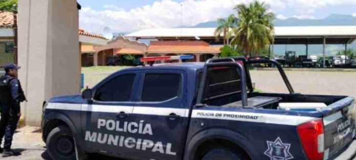 Policías pescan infraganti a sujeto que golpeaba a su esposa